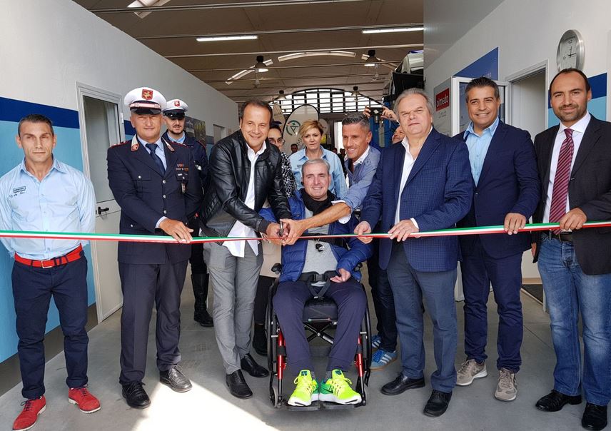 Il taglio del nastro della Pegaso-Olmedo con il maresciallo Giangrande, il sindaco Lorenzini e i dirigenti dell'azienda