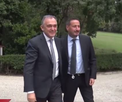 Il presiden te Rossi col consigliere della Città Metropolitana Manni (immagine dal video della Regione Toscana)