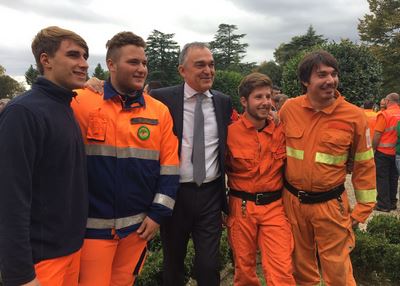 Il presidente Rossi con gli operatori antincendi boschivi