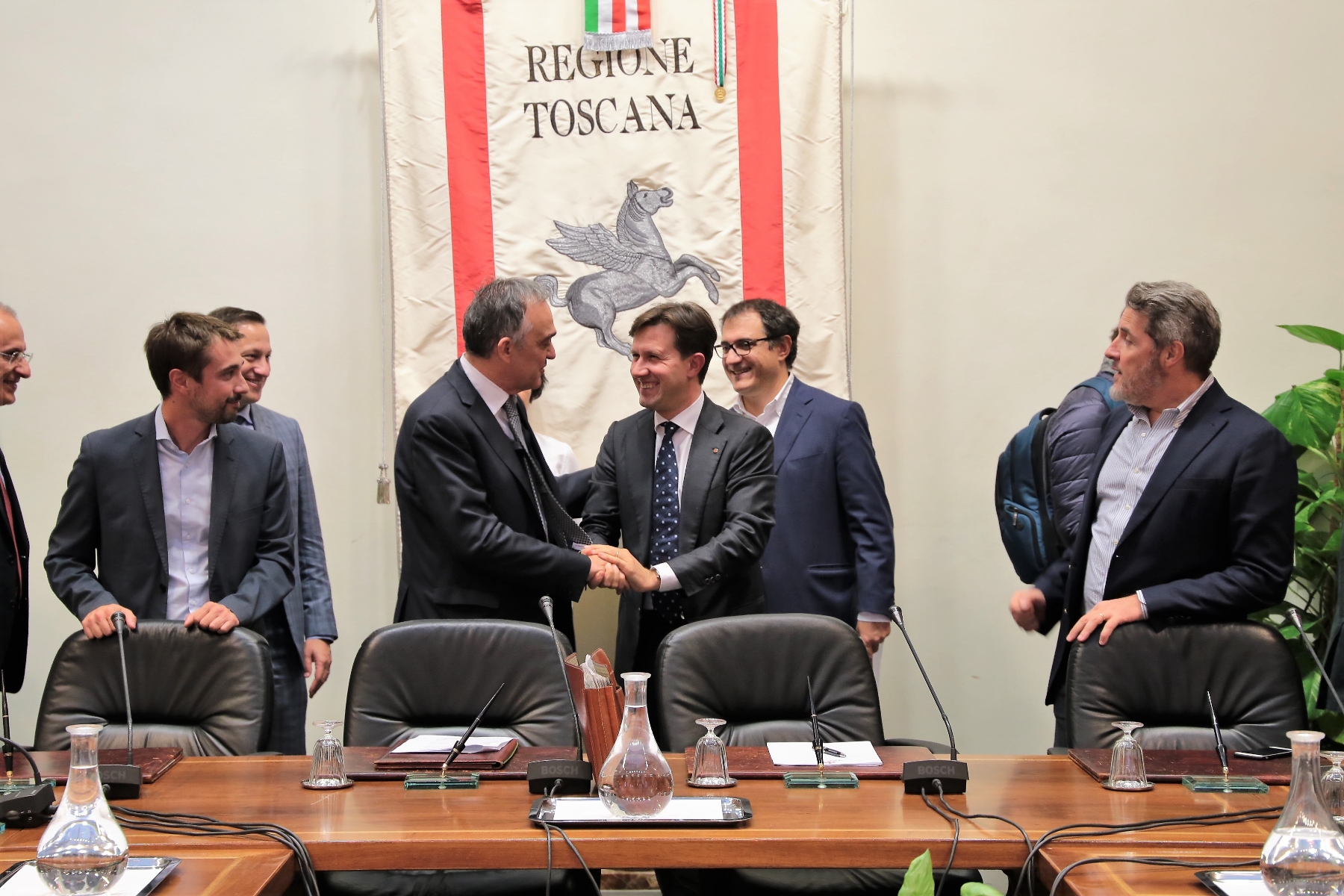 La firma dell'accordo (Foto di Antonello Serino, Ufficio Stampa-Redazione di Met)