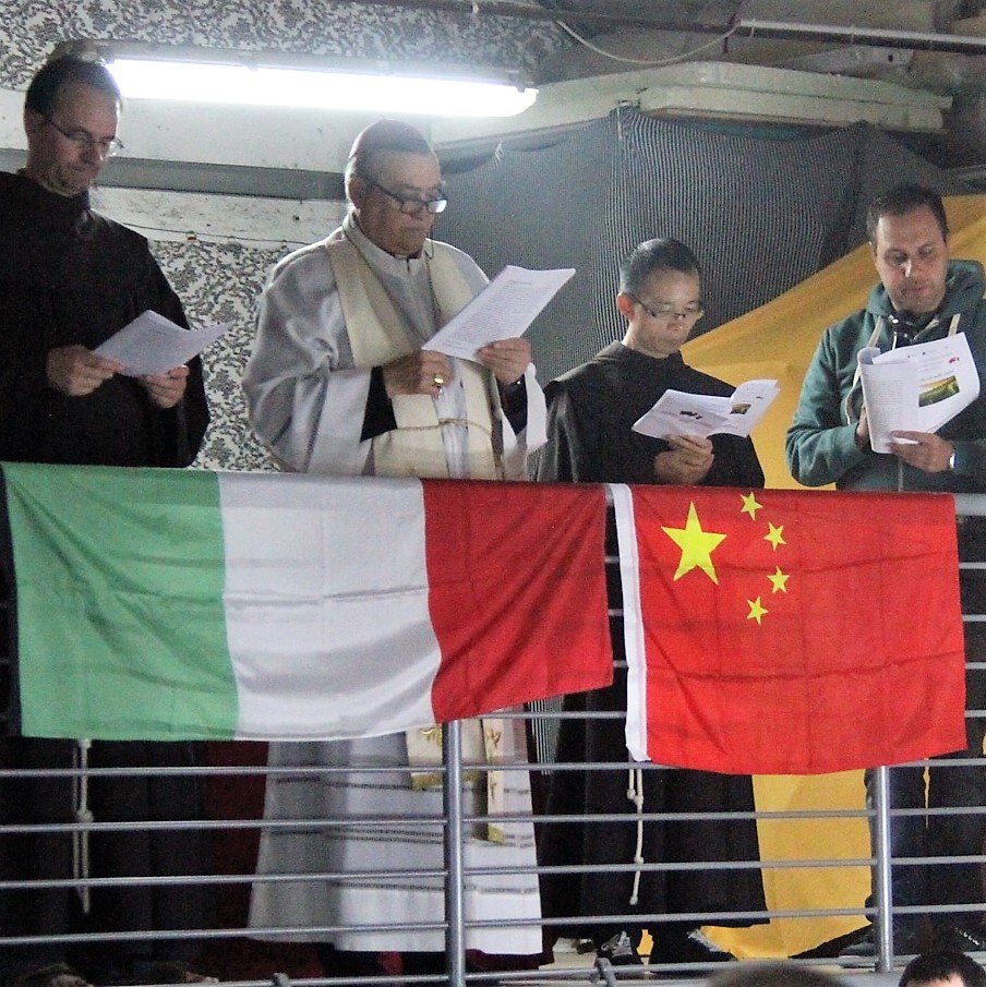Veglia di preghiera italo cinese in una fabbrica della Chinatown di Prato 