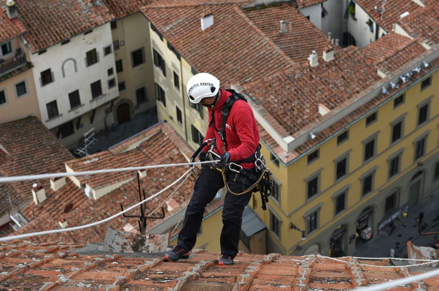 Alpinista impegnato nella manutenzione della Cupola del Duomo