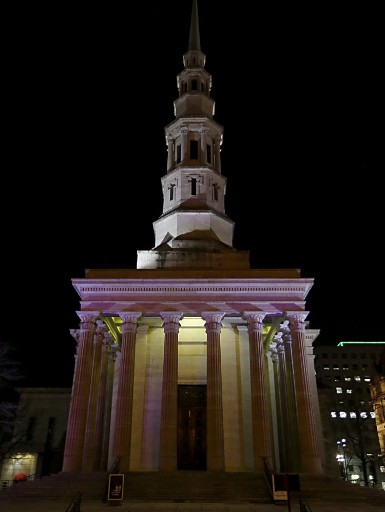 La cattedrale di San Pietro in Vincoli, a Cincinnati, illuminata contro la pena di morte