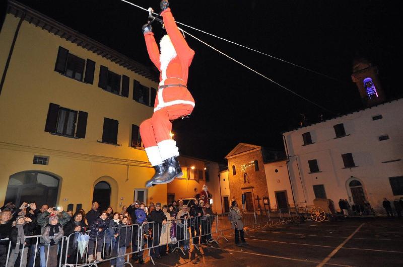 Domenica vola Babbo Natale dal campanile del borgo di Pontorme 