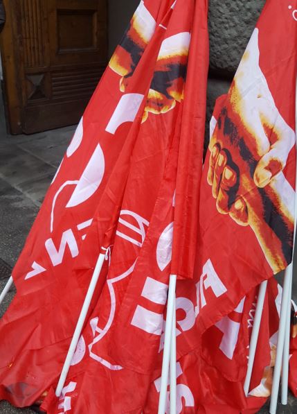 Bandiere dei lavoratori ex Sheraton davanti alla sede della Citta' Metropolitana (foto Met - Antonello Serino)