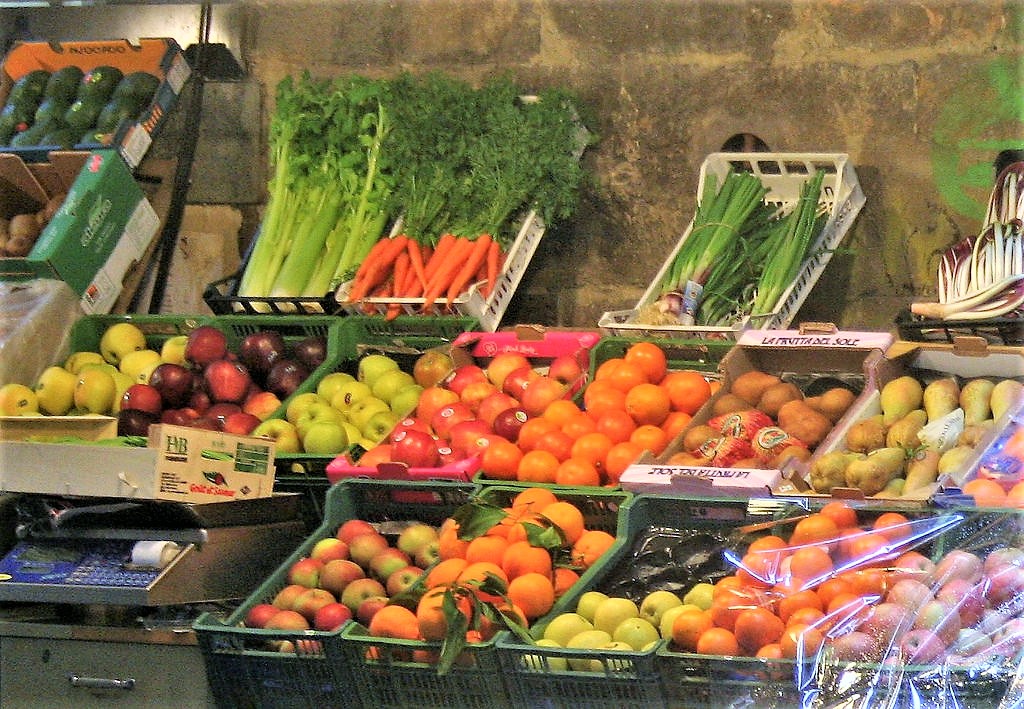 Primo Mercatale del nuovo anno con pani, miele, arance, funghi, vino e tanto altro (foto Antonello Serino Met)