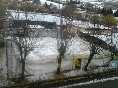 La tettoia abbattuta dalla neve