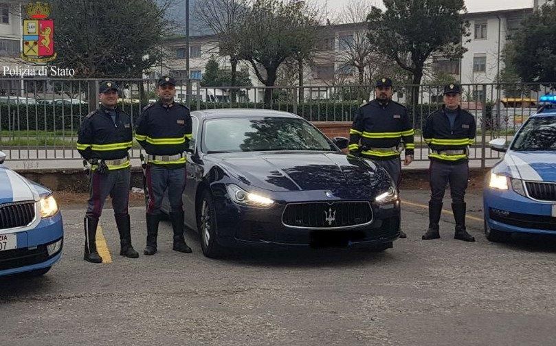 In gita a Firenze con una Maserati presa a scrocco: stop dalla Polstrada 