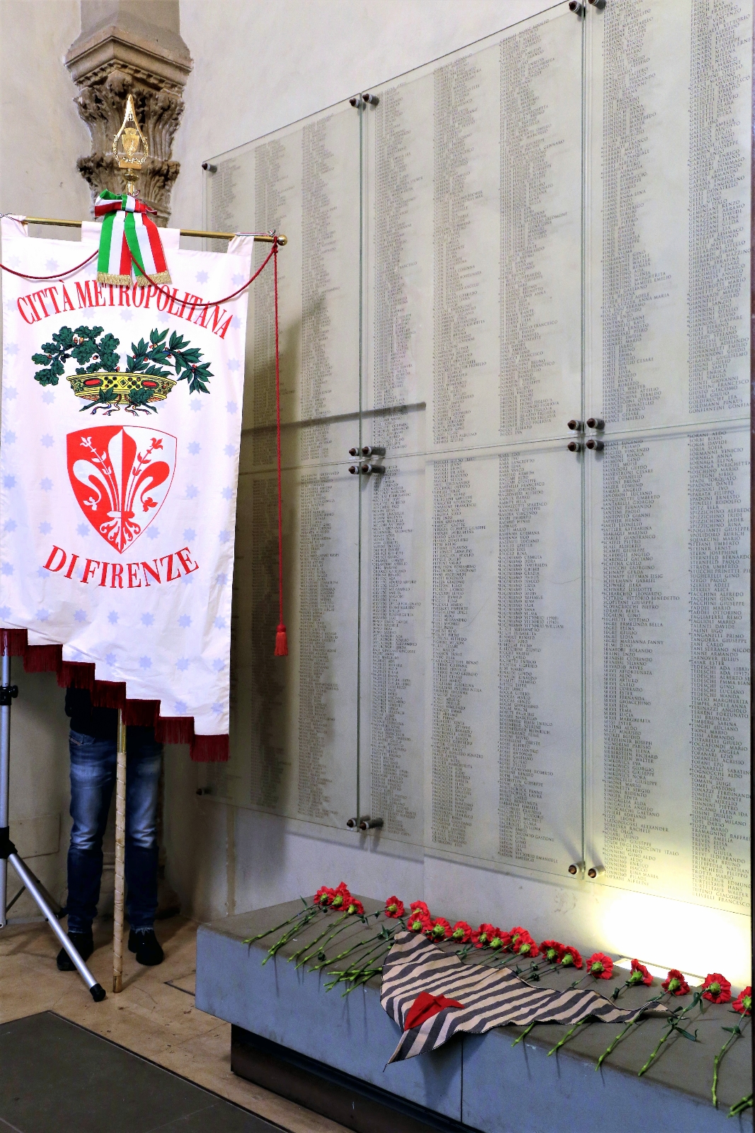 Fiori davanti alla targa che ricorda, nella Galleria delle Carrozze, le vittime della deportazione (foto di Antonello Serino, Ufficio Stampa - Redazione di Met)