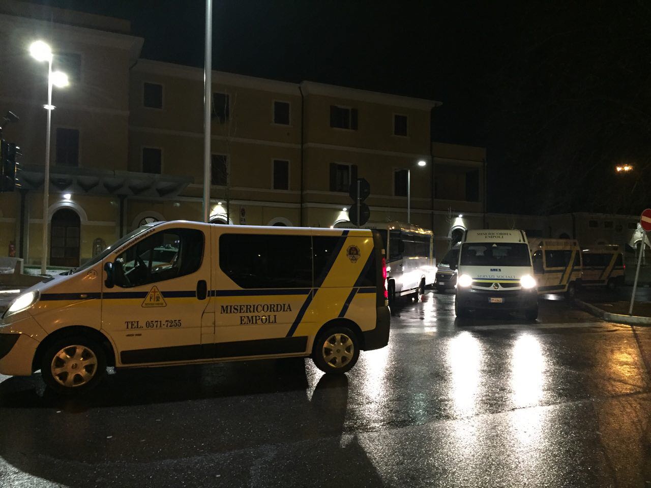 Mezzi della Misericordia davanti alla stazione di Empoli