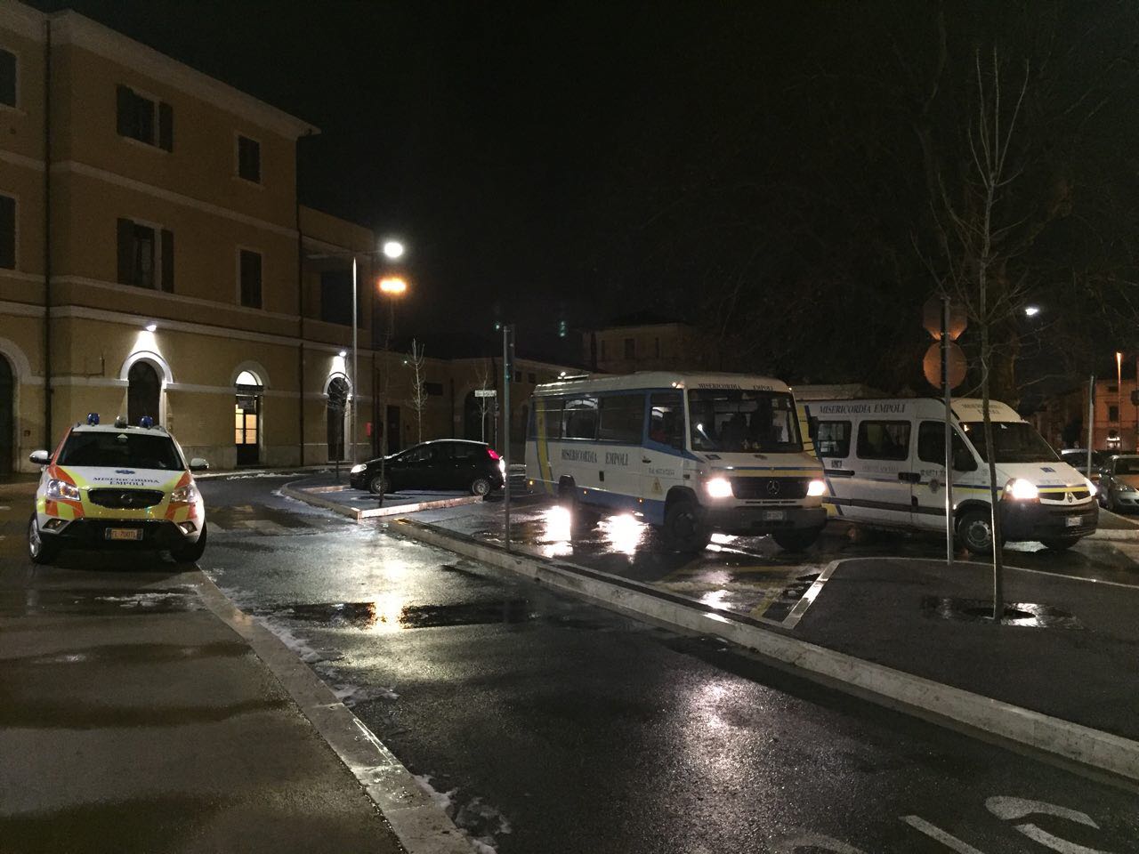 Mezzi della Misericordia alla stazione di Empoli