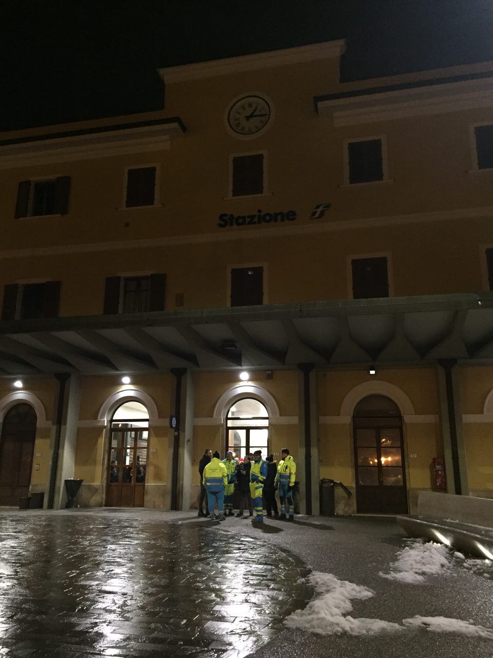 Operatori della Protezione civile e volontari della Misericordia ieri sera alla stazione di Empoli