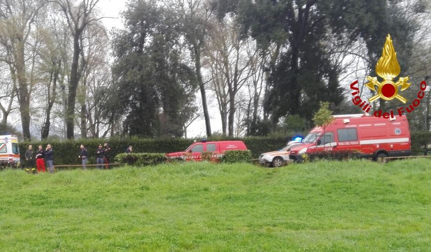 Intervento dei Vigili del fuoco sull'Arno alla pescaia dell'Isolotto