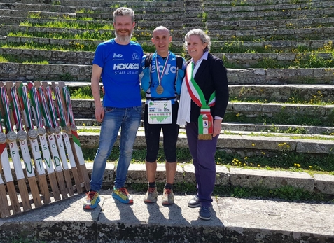Il sindaco di Fiesole Anna Ravoni con vincitori della Ultra -Trail® Via degli Dei