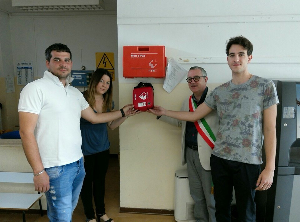 La famiglia Mandolini dona alla scuola di Capraia F.na un defibrillatore in memoria di Edoardo