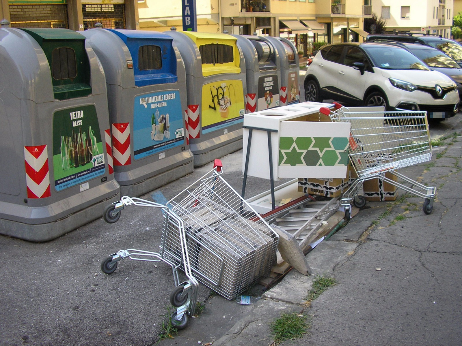 Rifiuti abbandonati in via Pacini