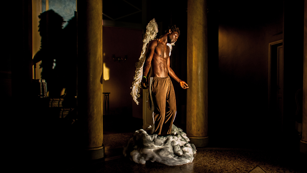  	"L'angelo necessario" impersonato da Ibrahima Diaw nel foyer del Teatro Goldoni di Firenze che introduce l'opera Infinita Tenebra di Luce di Adriano Guarnieri