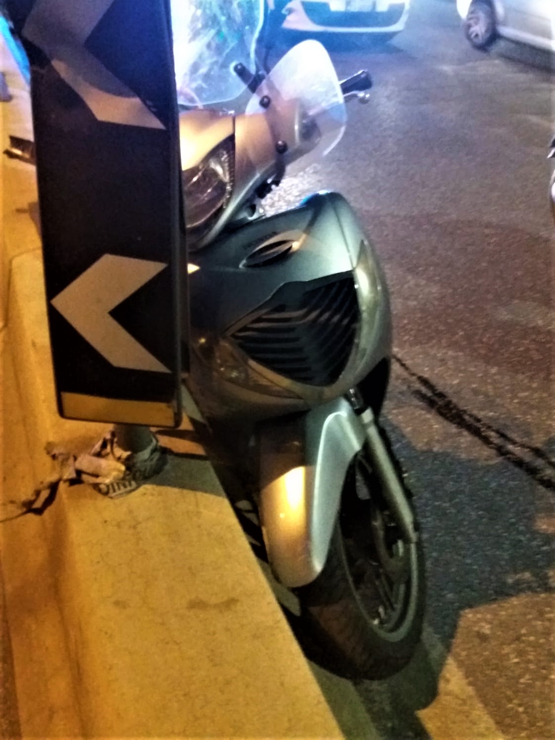 Perde il controllo dello scooter nel sottopasso di viale Strozzi