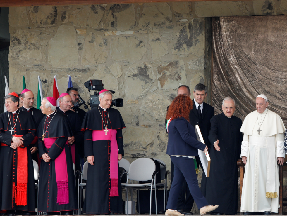 Sindaca Mugnai Consegna a Papa Francesco il quadro di Lorenzo Bonechi_foto di Silvano Monchi