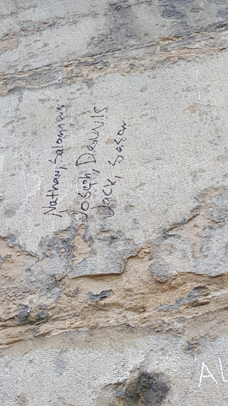Imbratta un muro del Ponte Vecchio con un pennarello, 18enne denunciato dalla Polizia Municipale