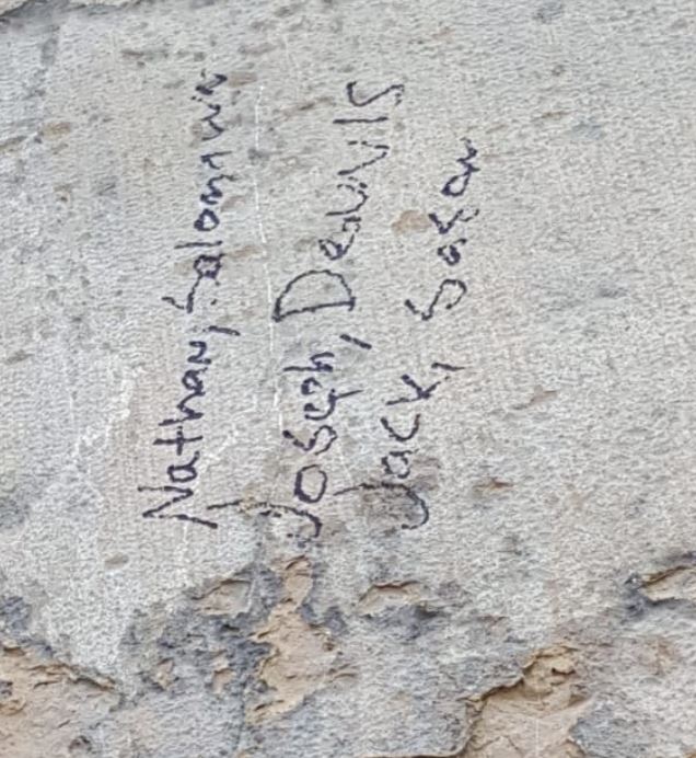 Imbratta un muro del Ponte Vecchio con un pennarello, 18enne denunciato dalla Polizia Municipale