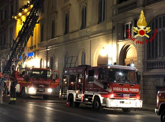 Intervento dei vigili del fuoco in Lungarno Vespucci
