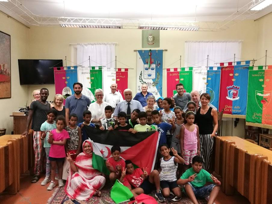 I bambini provenienti dal Saharawi in Sala del Consiglio a Rignano 