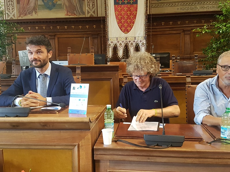 In foto il dottor Marco Armellini, direttore Area Salute Mentale infanzia e adolescenza della Ausl Toscana Centro mentre firma l'accordo