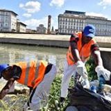 Migrantiecittadini insieme per pulire le sponde dei fiumi(FontefotoAnciToscanaFacebook) 