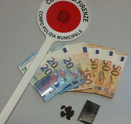 Hashish e valuta sequestrati dalla polizia municipale di Firenze