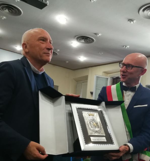 Il sindaco Alessio Spinelli consegna il premio a Don Andrea
