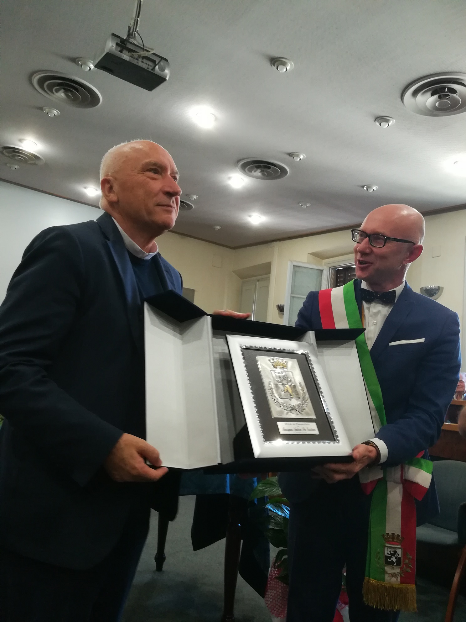 Il sindaco Alessio Spinelli consegna il premio a Don Andrea