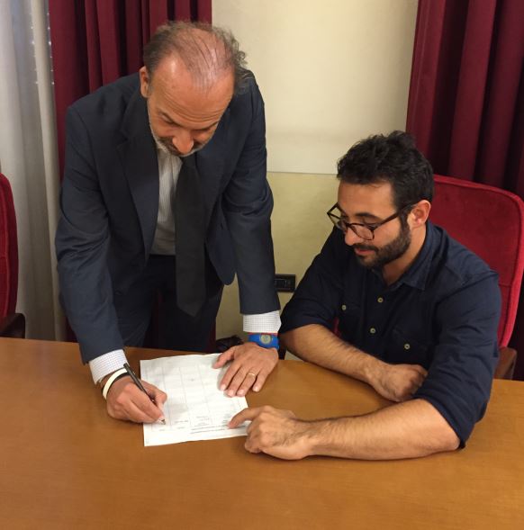 Lapo Cantini firma la petizione alla presenza dell'Assessore D'Alessio