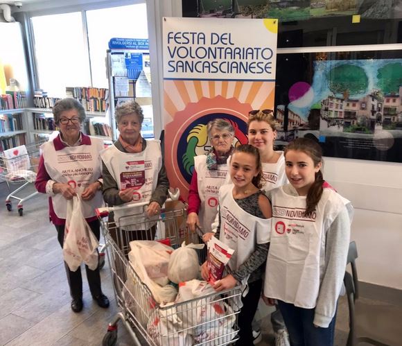 Volontari alla raccolta alimentare a San Casciano (foto ufficio stampa Comune di San Casciano)