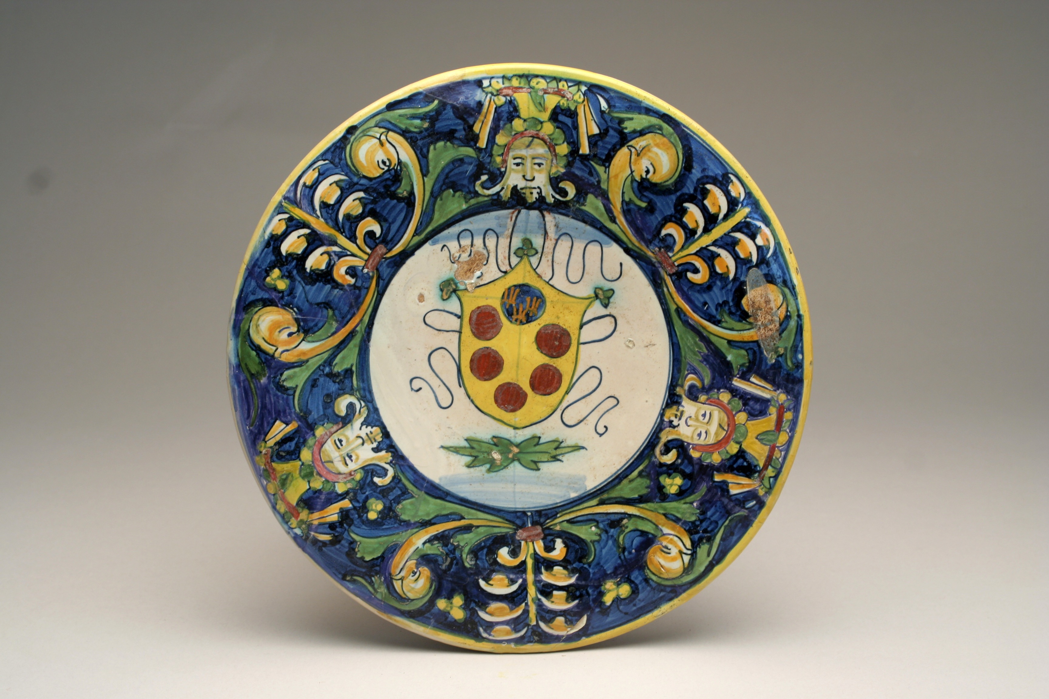 Piatto esposto al museo della Ceramica: Pozzo dei Lavatoi, Grottesca Piatto con stemma Medici 1510-15