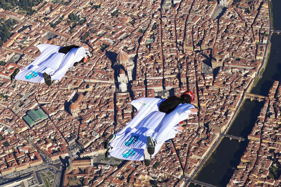 Skydive Dream disegna il Giglio sul cielo di Firenze (FontefotoAeroporto)