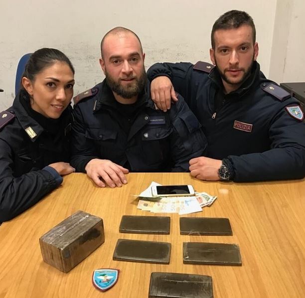 Gli agenti del Reparto Prevenzione Crimine Toscana con 1 kg e ½ di hashish sequestrato nei pressi di Santa Maria Novella