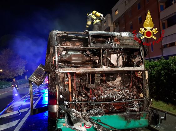 Autobus bruciato a Sesto