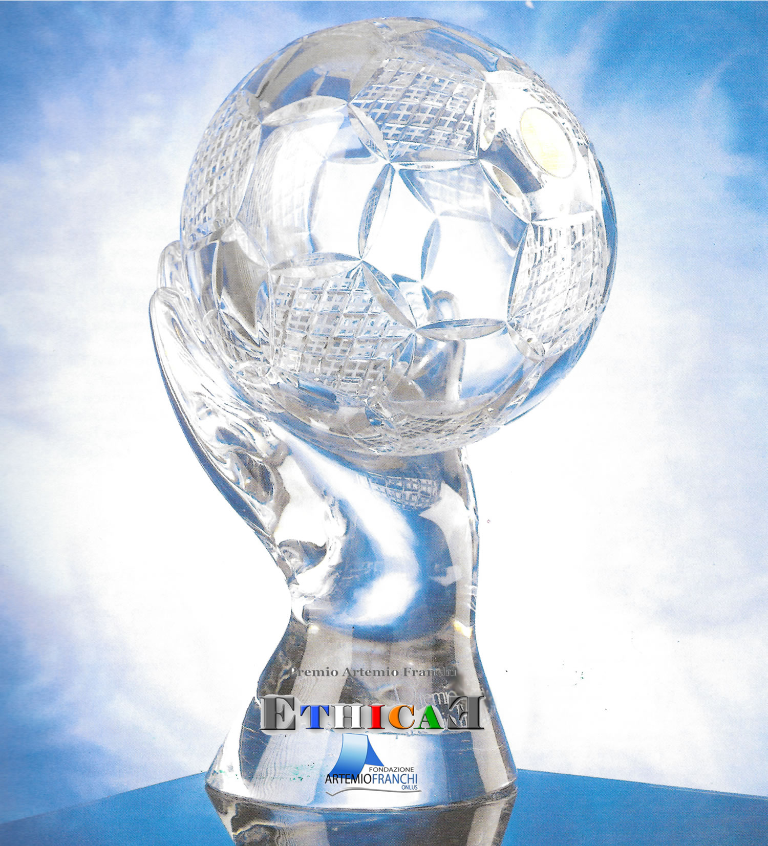 Il premio ethicae della fondazione artemio franchi onlus rappresentato da un pallone di cristallo