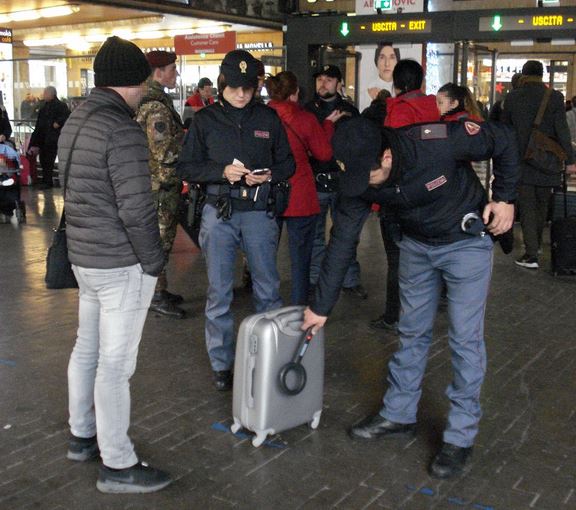 Controlli di polizia in stazione