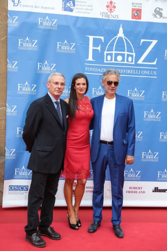 Nella foto: a sinistra Pippo Zeffirelli, a destra Andrea Bocelli, al centro Veronica Berti, moglie del cantante