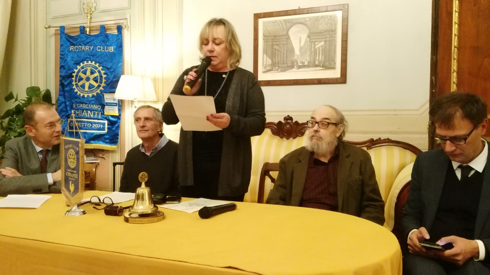 L'annuncio dei cinque finalisti del Premio letterario Chianti. La presidente del Rotary Sandra Ricci (foto di Enrico Zoi)