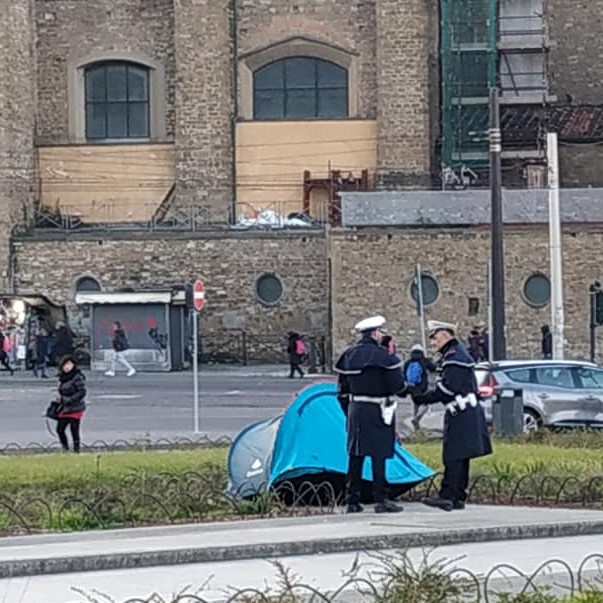 Monta la tenda in piazza Stazione, multato dalla polizia (fonte foto comunicato stampa)