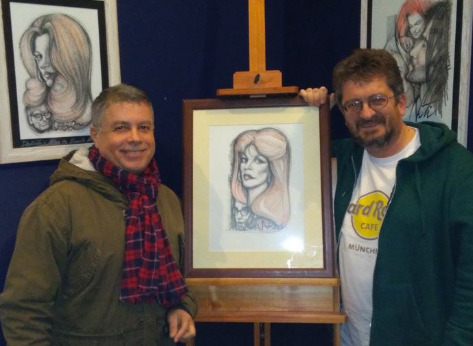 Fiorenzo Toniutti e Giampiero Fossi con il quadro di Milva donato al Comune di Signa