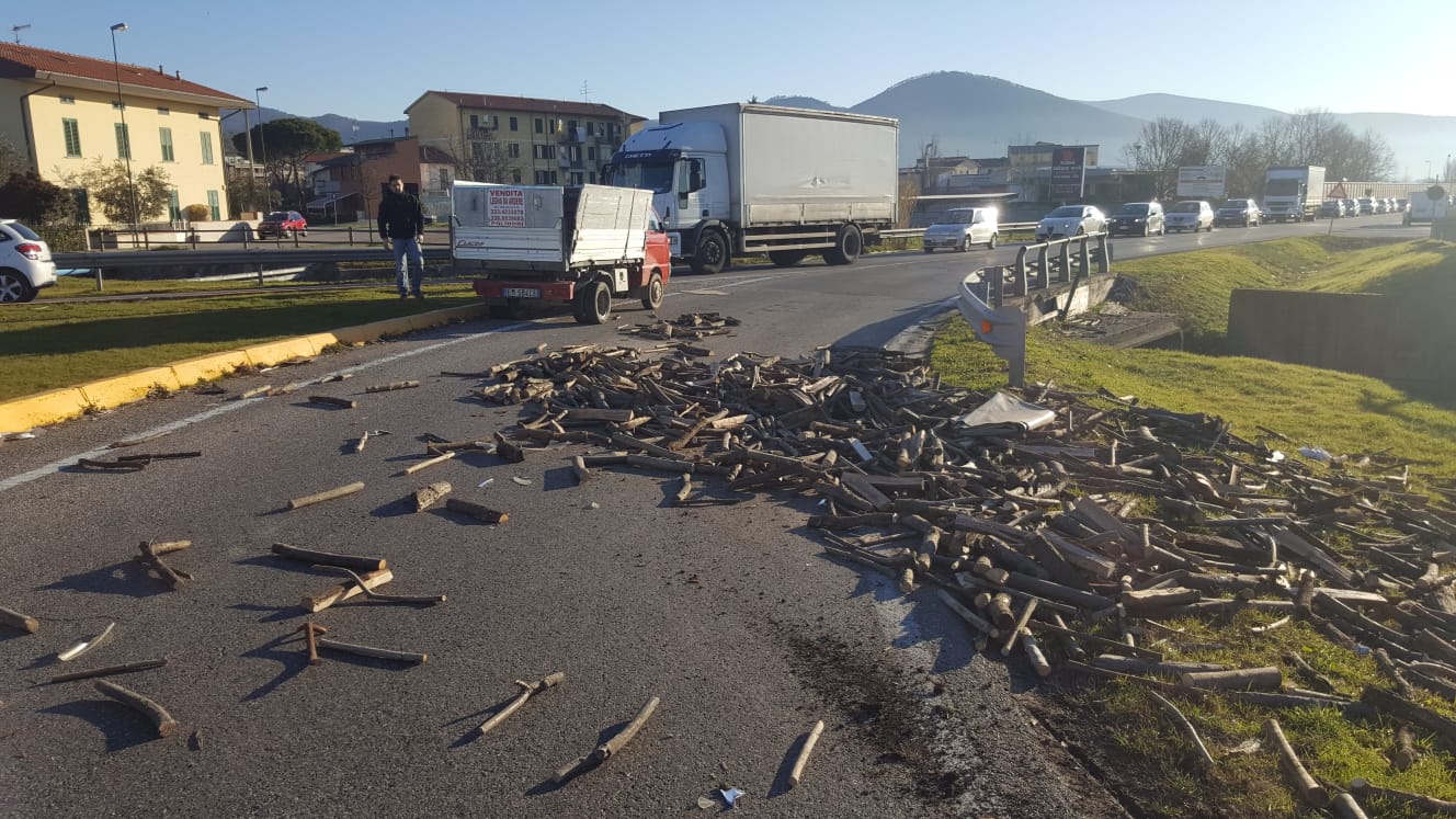 Incidente con perdita di carico alla rotonda tra via Berlinguer e via Scarpettini a Montemurlo