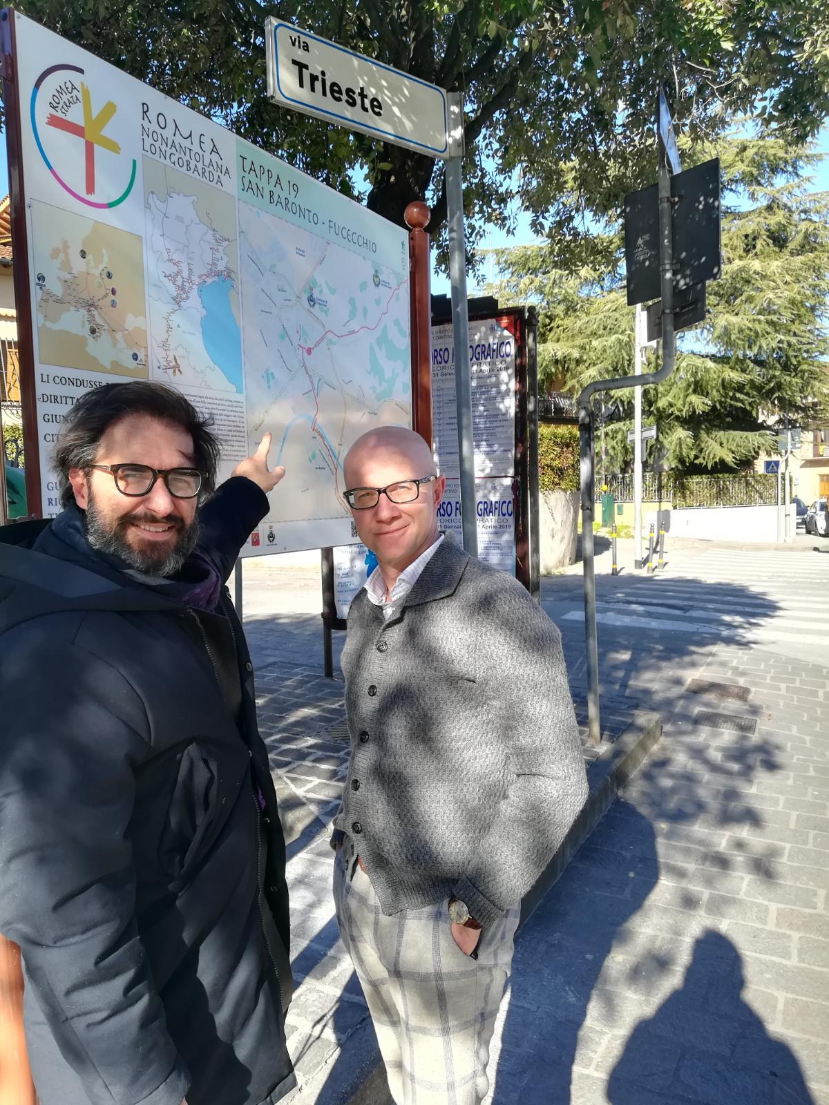In foto: l'assessore Daniele Cei e il sindaco Alessio Spinelli di fronte alla nuova segnaletica
