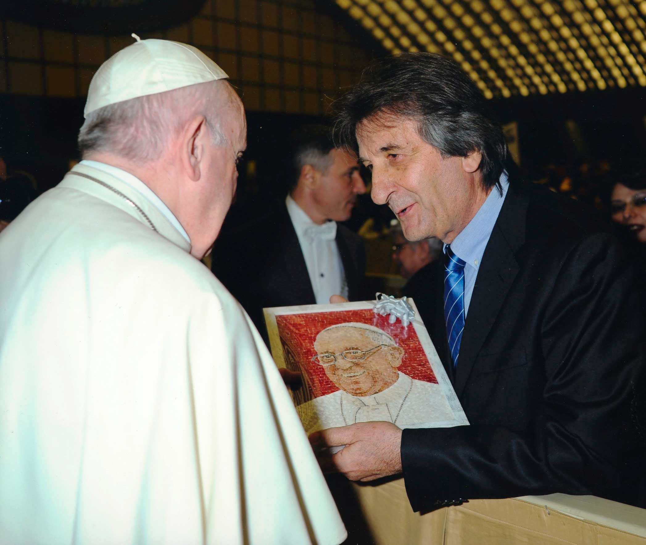 Sergio Antonini consegna al Papa il quadro mosaico