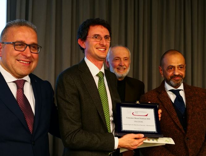 Da sinistra l'assessore Forastiero e Giuseppe Pancrazi, ieri alla cerimonia di premiazione alla Camera di Commercio