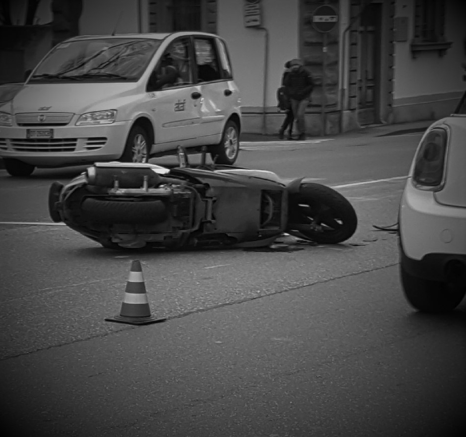Auto contro scooter, due persone gravi in ospedale (foto Antonello Serino Redazione Met)