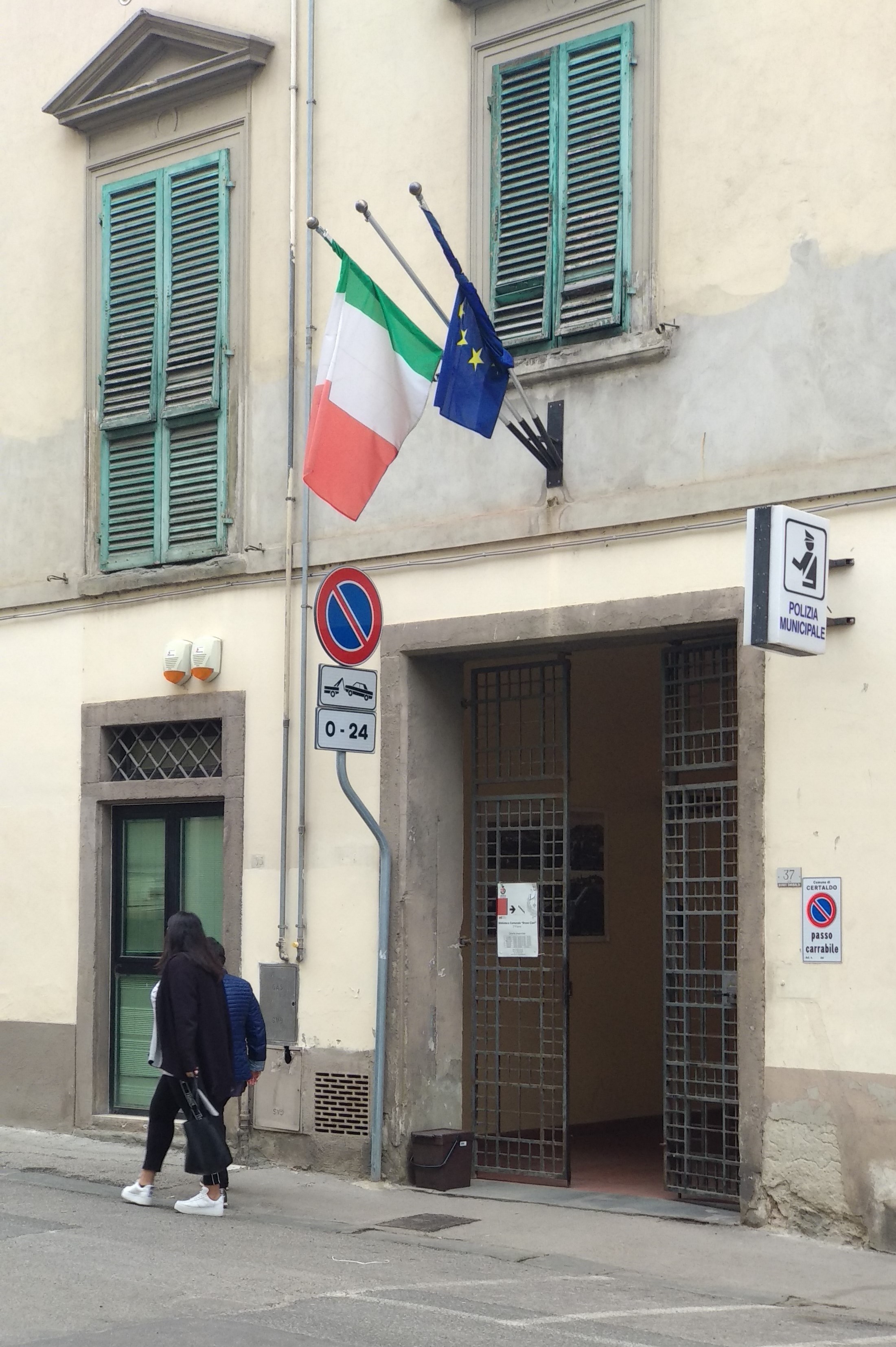 L'ingresso del Comune di Borgo Garibaldi 37 (foto da comunicato)
